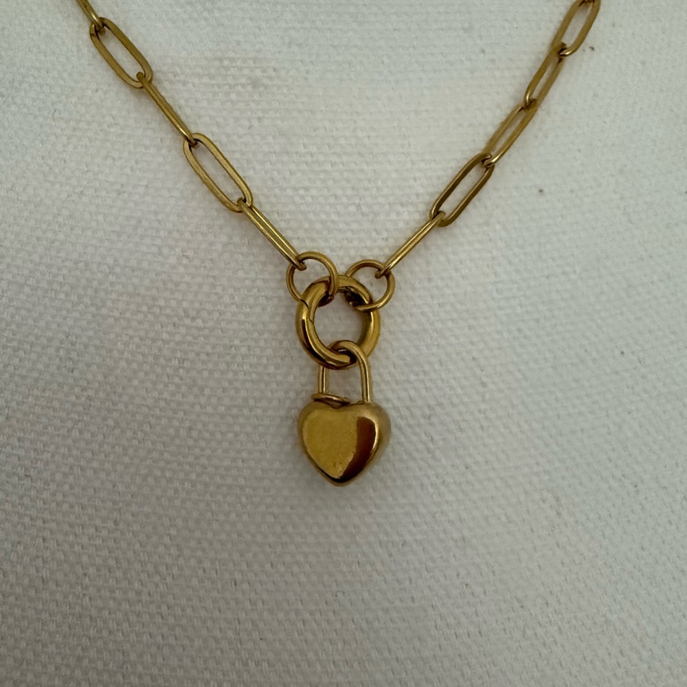 18k Gold PVD Stainless Steel Paperclip Necklace w. Mini Heart Lock Charm - Picture 2 of 2